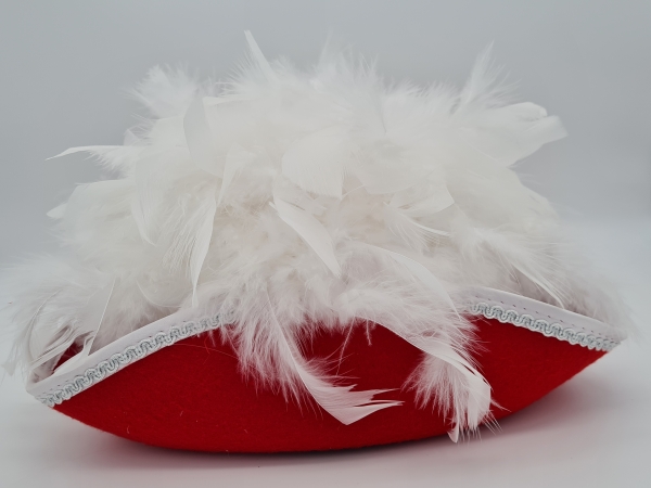 Roter Mariechenhut mit weißen Federn